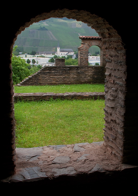 Mosel 07-2012IMG_1458 als Smart-Objekt-1 Kopie.jpg - Etwas ausserhalb liegt die alte römische Villa Urbana mitten in den Weinanbaugebieten